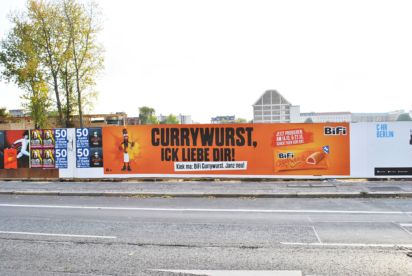 BiFi Currywurst Plakat an Plakatwand