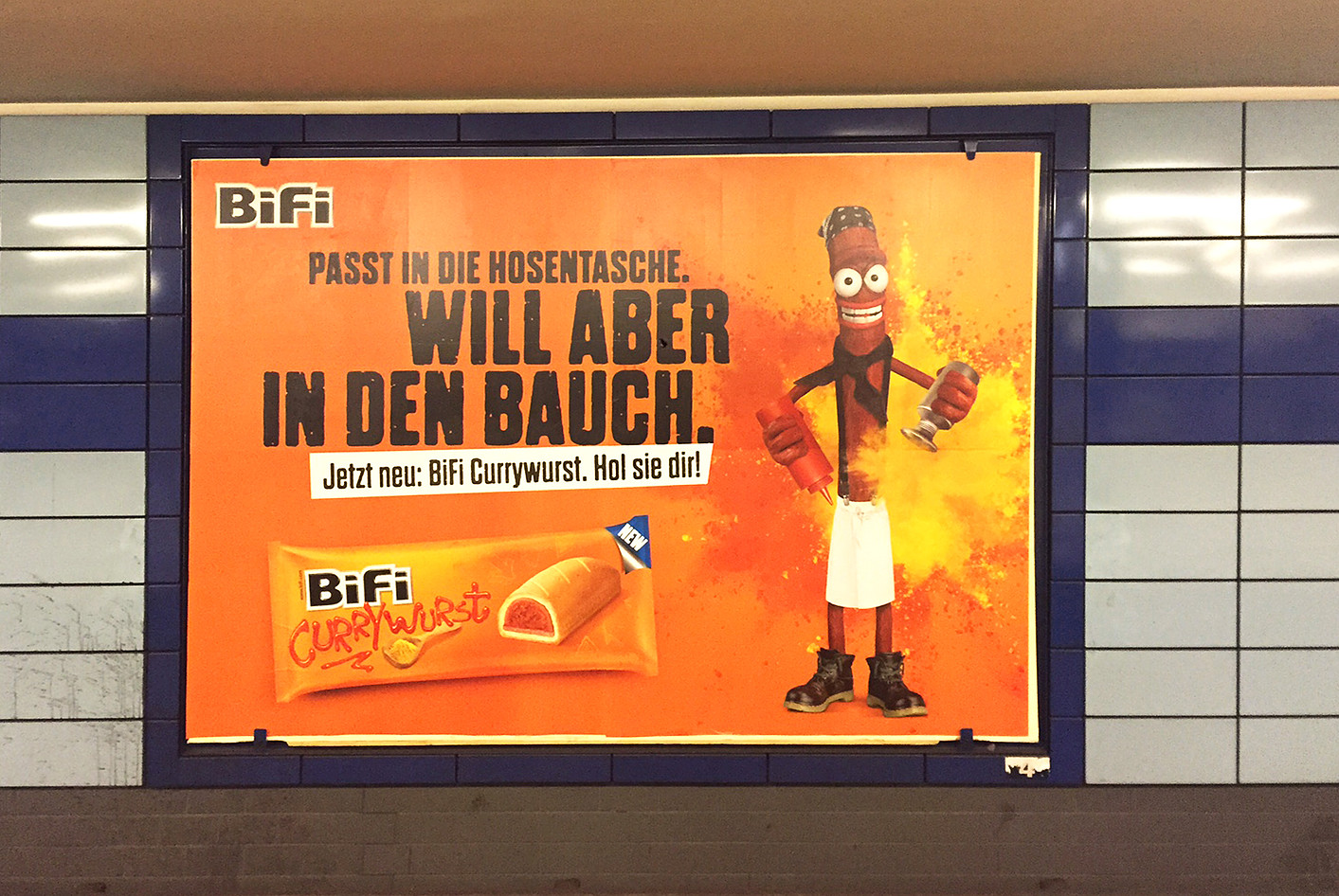 BiFi Currywurst Plakat in Ubahnstation
