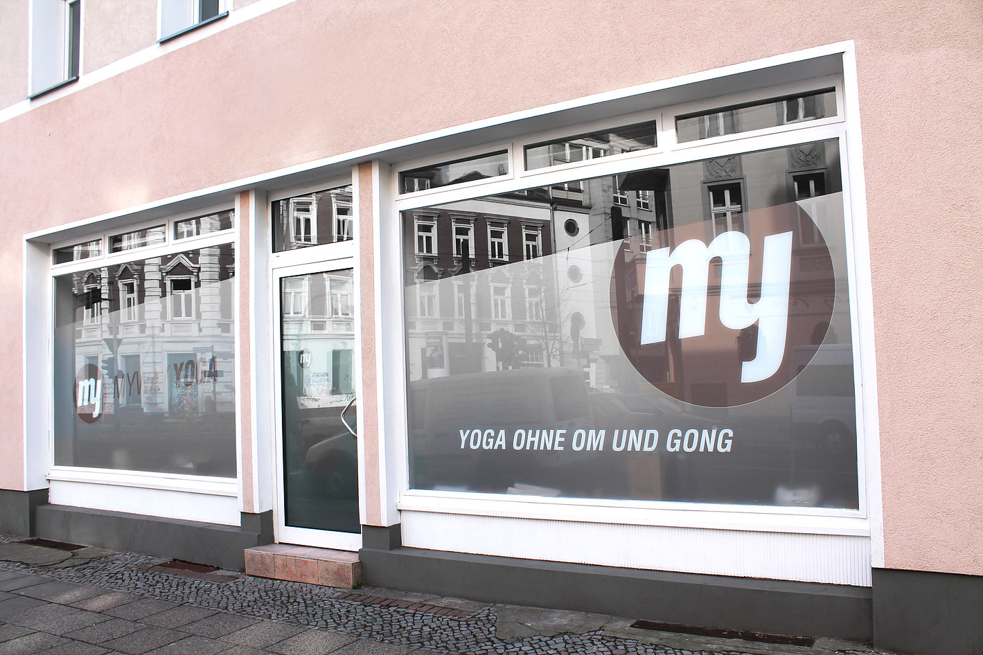 Myway Yoga Design im Schaufenster